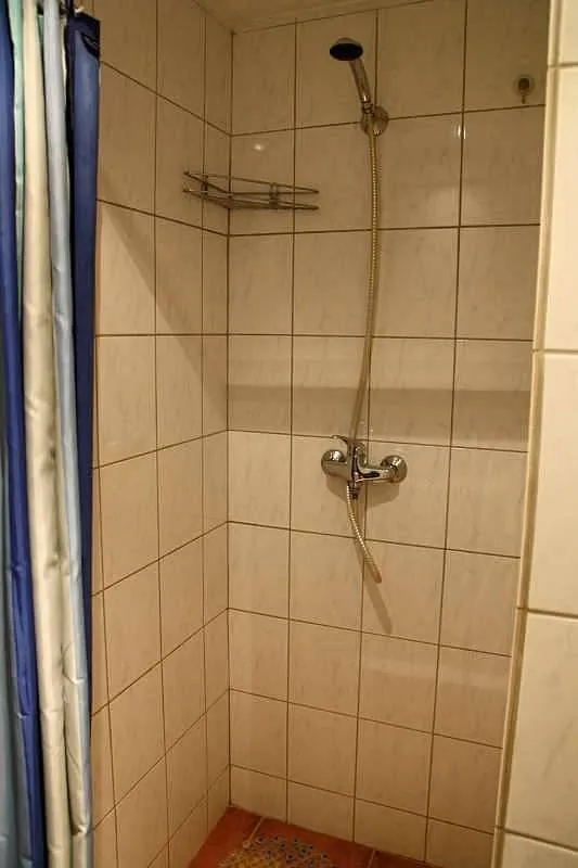 Obkladem vyložený sprchový kout