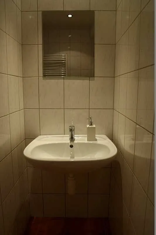 Umyvadlo se zrcadlem v koupelně