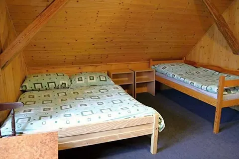 Podkrovní pokoj s manželskou postelí a samostatným lůžkem