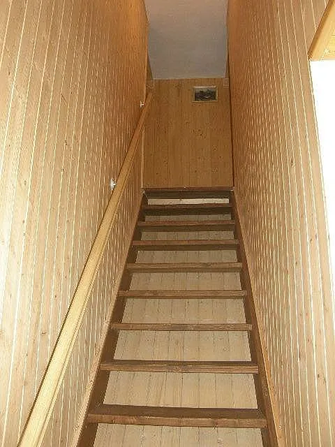 Dřevěné schodiště obložené palubkami